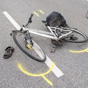 Die Geisterradlerin verursachte einen Unfall mit zwei Verletzten (Symbolfoto).