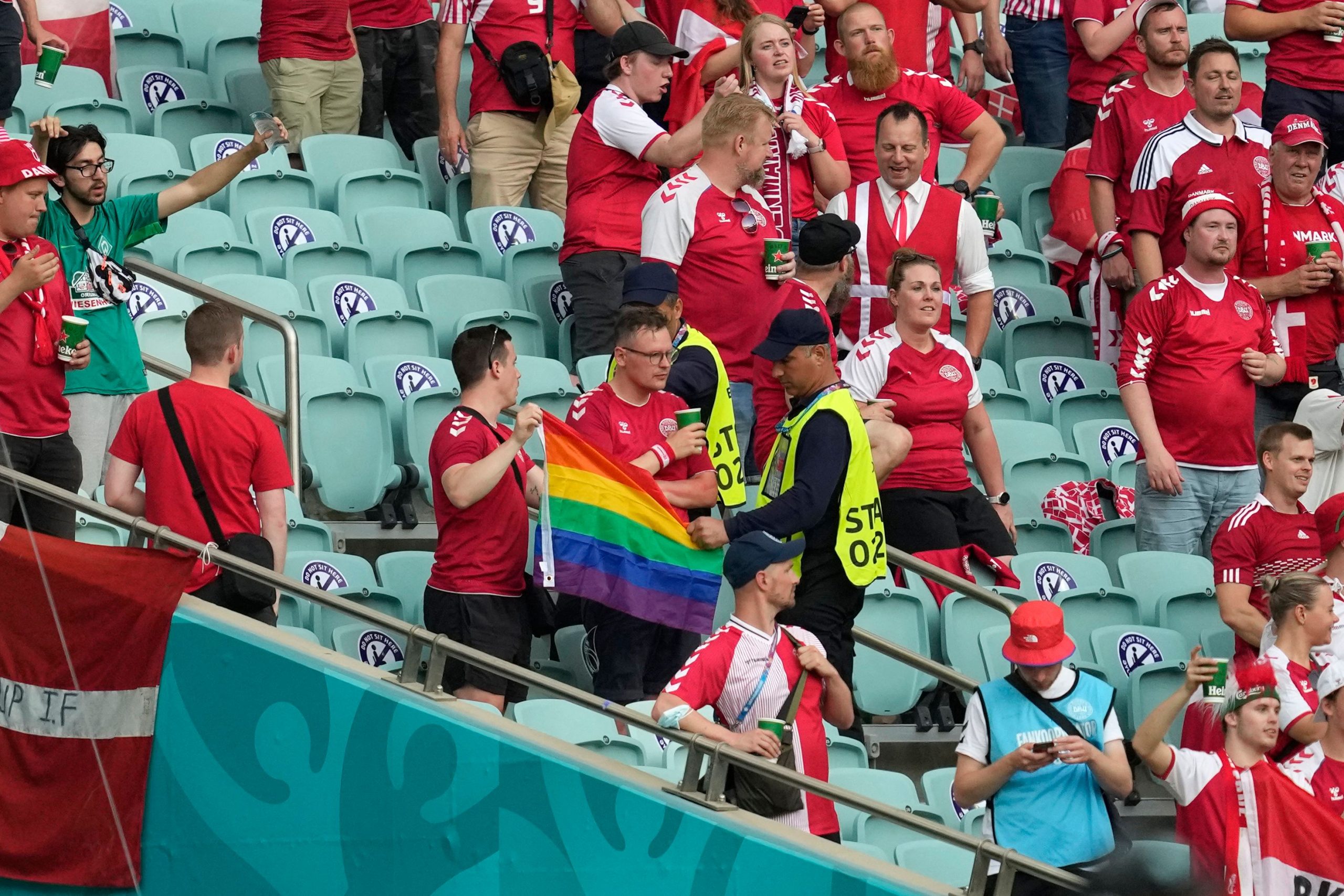 Zwei Ordner nahmen die Regenbogenfahne der Dänen vor dem Viertelfinale gegen Tschechien in Baku an sich.