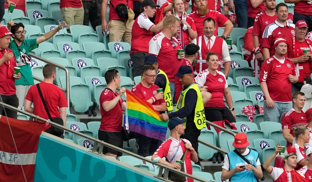 Zwei Ordner nahmen die Regenbogenfahne der Dänen vor dem Viertelfinale gegen Tschechien in Baku an sich.
