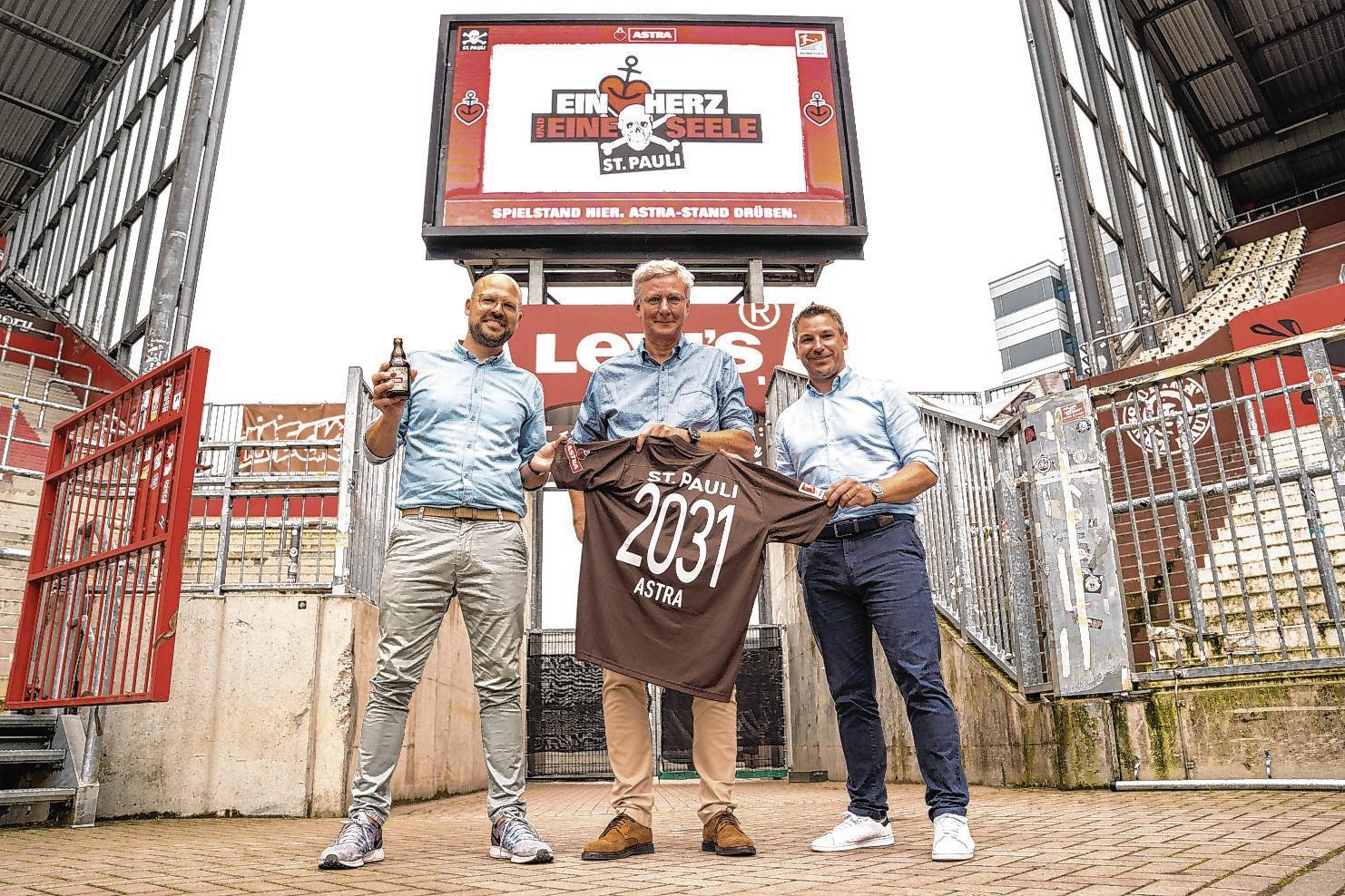 Bernd von Geldern (FC St. Pauli, Mitte), mit Sebastian Holtz (r.) und Gunnar Fischer von der Carlsberg Deutschland GmbH.