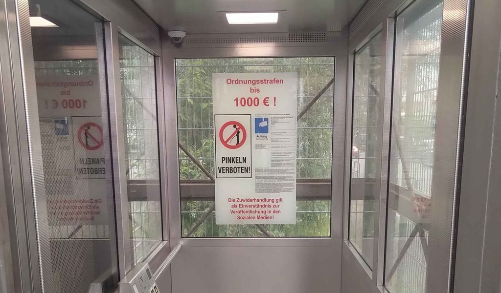 Das Warnschild in der Fahrstuhlkabine an der Gaardener Brücke in Kiel