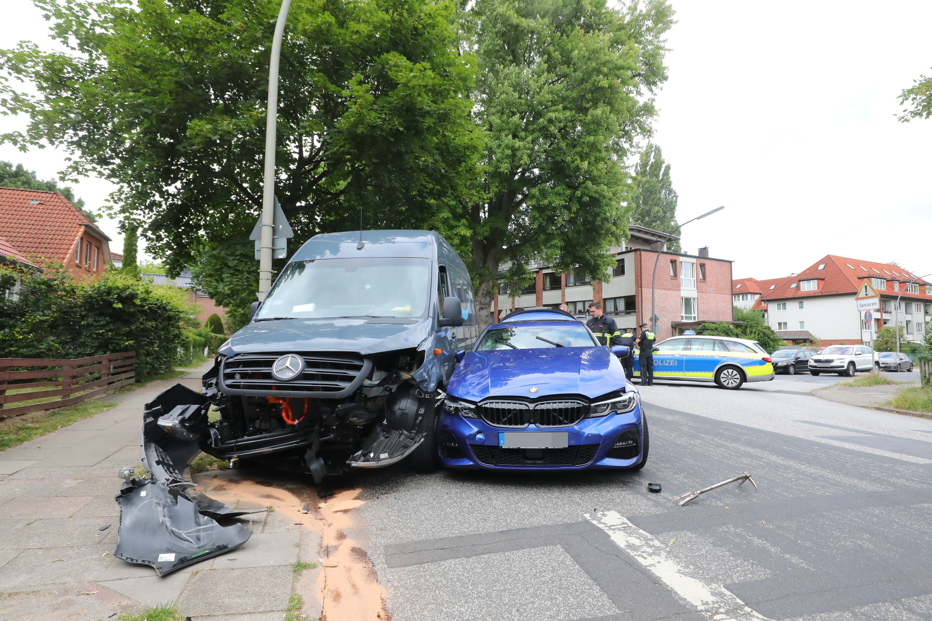 Ein BMW und ein Amazon-Transporter wurden bei dem Zusammenstoßt strak beschädigt.
