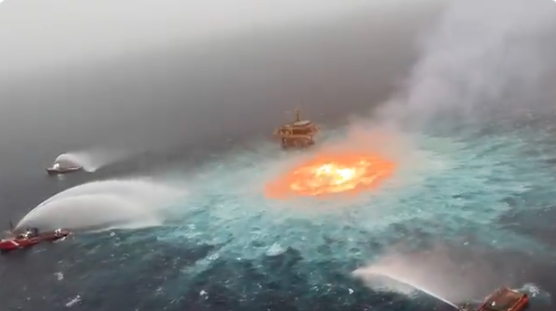 Feuerwehrboote versuchen, das „Feuerauge“ zu löschen.