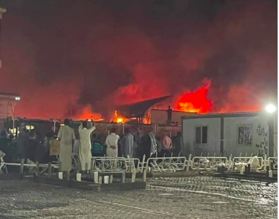 Menschen blicken auf das brennende Al-Hussein-Krankenhaus in Nasiriyya
