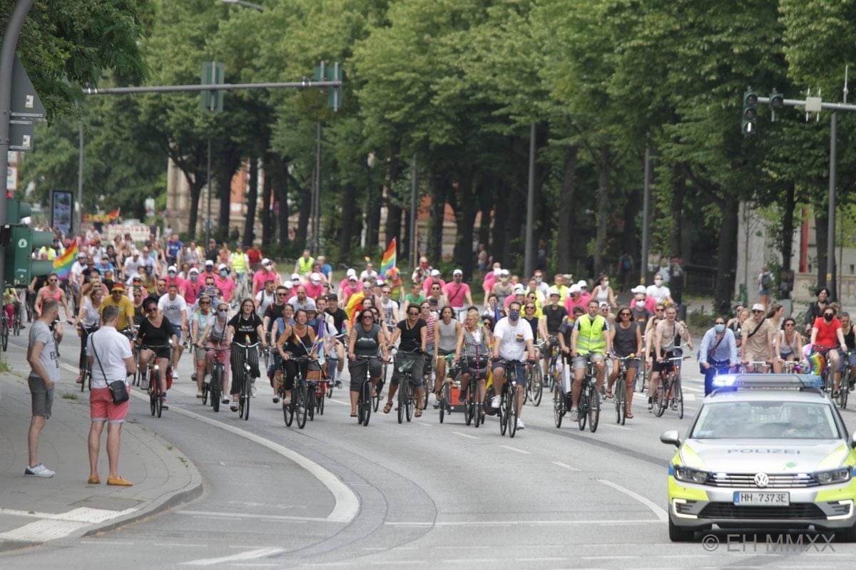 Teilnehmer der Hamburg Pride Fahrraddemo 2020