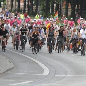 Teilnehmer der Hamburg Pride Fahrraddemo 2020