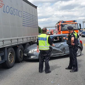 Polizei und Feuerwehr an der Einsatzstelle auf der A7