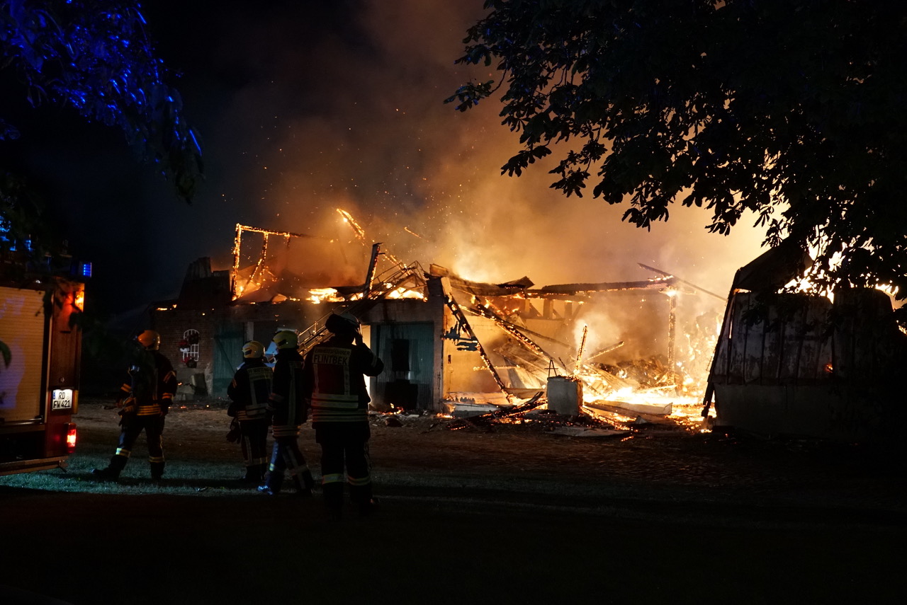 In Grevenkrug (Kreis Rendburg-Eckernförde) hat in der Nacht zum Dienstag ein Kuhstall lichterloh gebrannt.