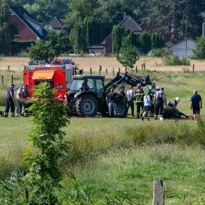 Die Freiwillige Feuerwehr rettet mit Hilfe von Freiwilligen das Pferd.