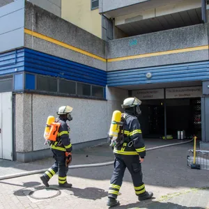 Feuerwehrkräfte vor dem Wohnhaus in Hamburg.