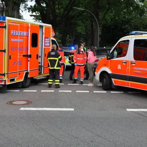 Ein Rettungs- und ein Notarztwagen stehen auf einer Kreuzung in Hamburg