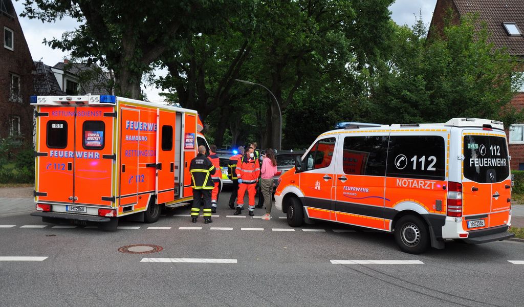 Ein Rettungs- und ein Notarztwagen stehen auf einer Kreuzung in Hamburg