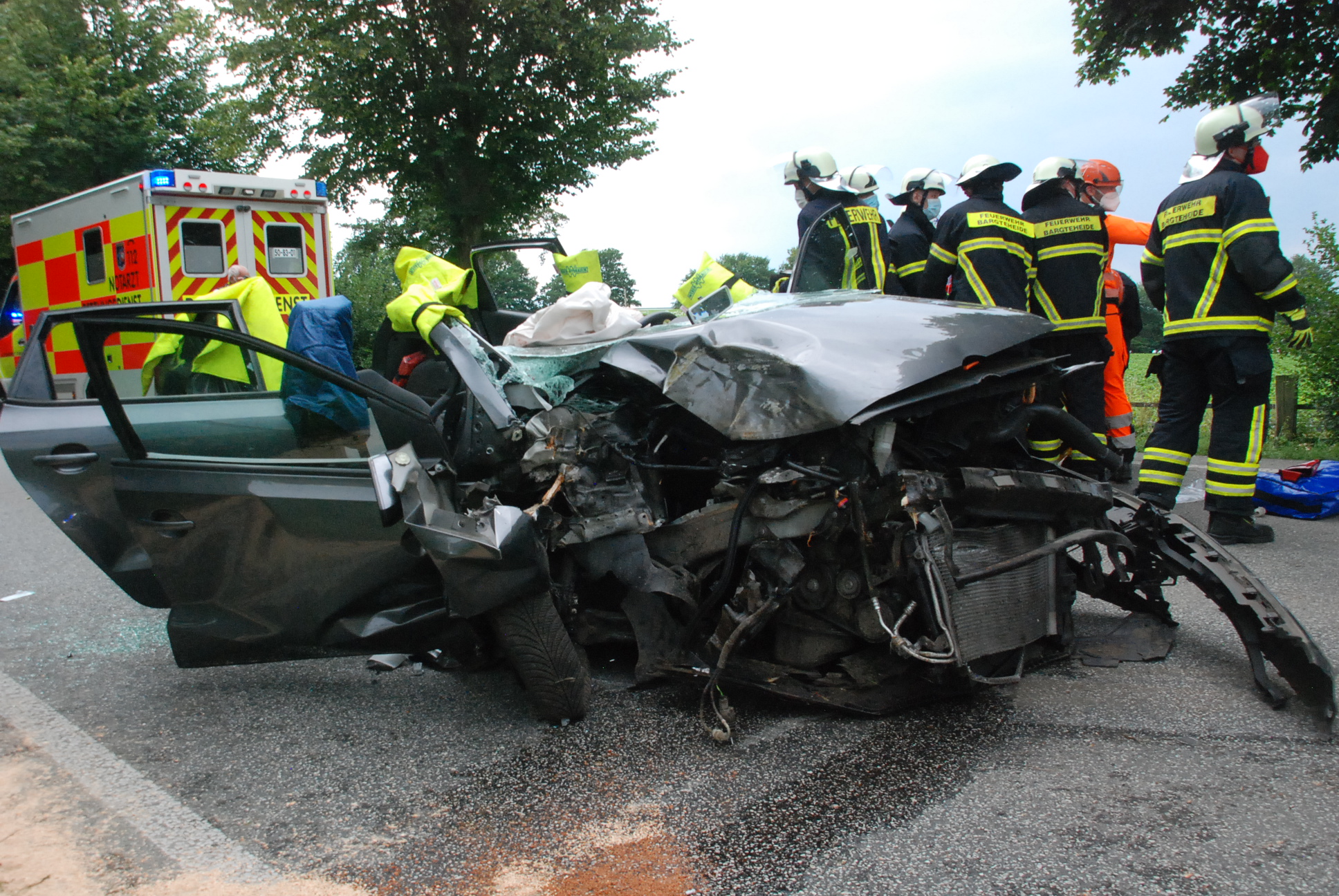 Bei einem schweren Verkehrsunfall prallte ein Auto am Montag gegen einen Baum - die Insassen wurden schwer verletzt.