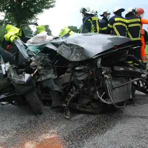 Bei einem schweren Verkehrsunfall prallte ein Auto am Montag gegen einen Baum - die Insassen wurden schwer verletzt.