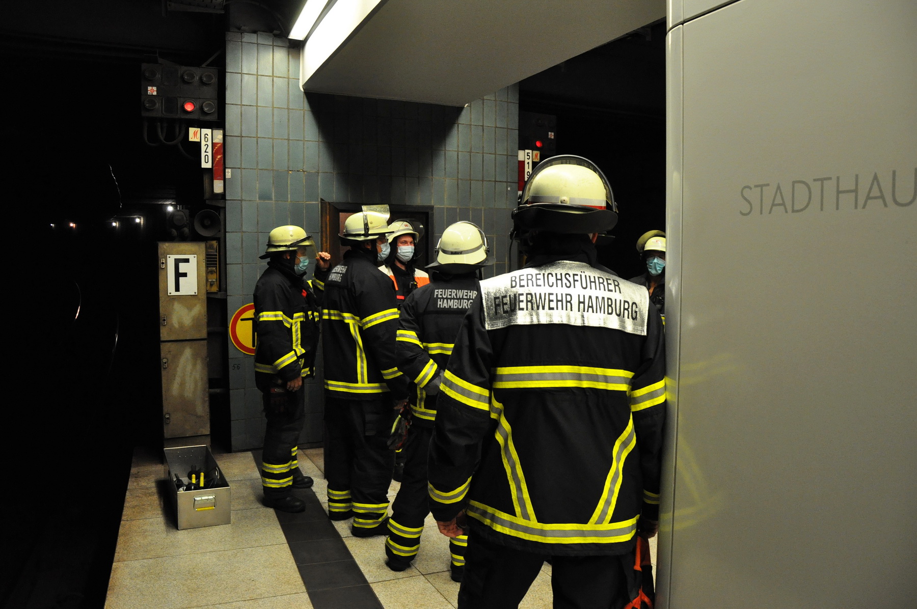 Feuerwehrleute im S-Bahnhof Stadthausbrücke.