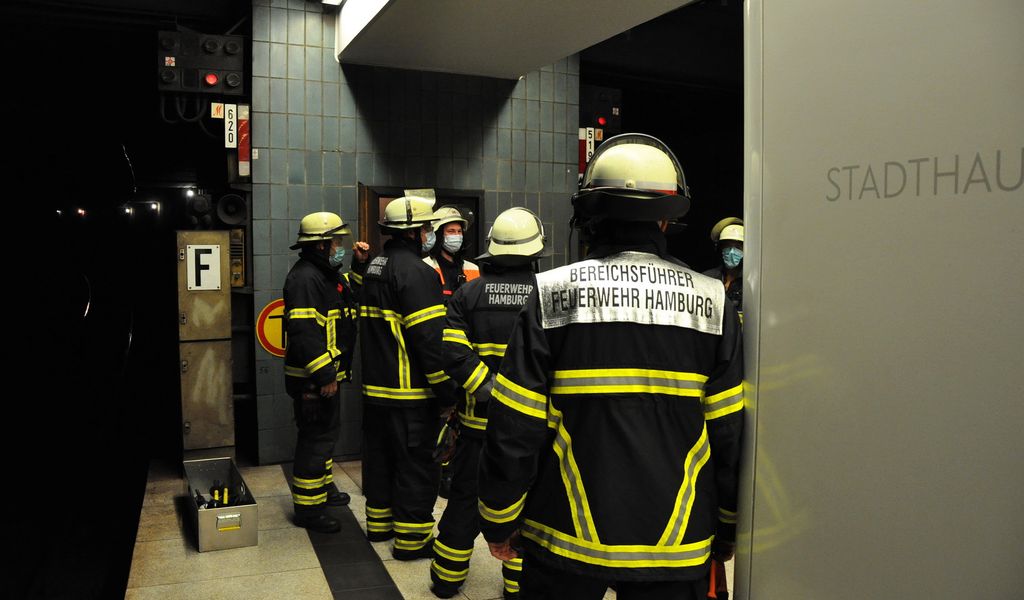 Feuerwehrleute im S-Bahnhof Stadthausbrücke.
