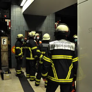 Feuerwehrleute im S-Bahnhof Stadthausbrücke.