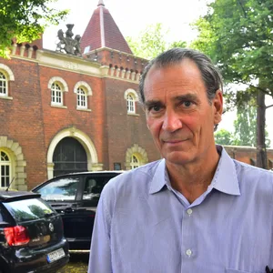 Torkel S. Wächter vor dem KZ Fuhlsbüttel