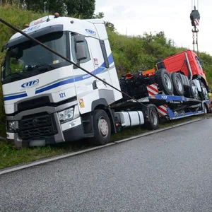 Lkw-Transporter im Graben A1