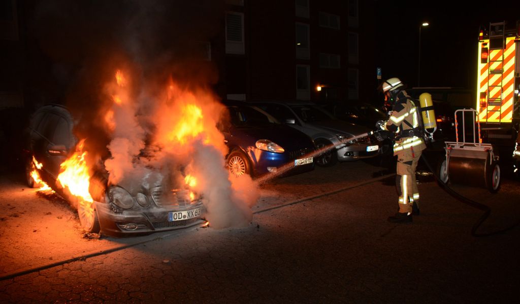 Mercedes in Reinbek brennt
