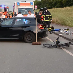 Kaputtes Fahrrad liegt hinter Auto in Hamburg