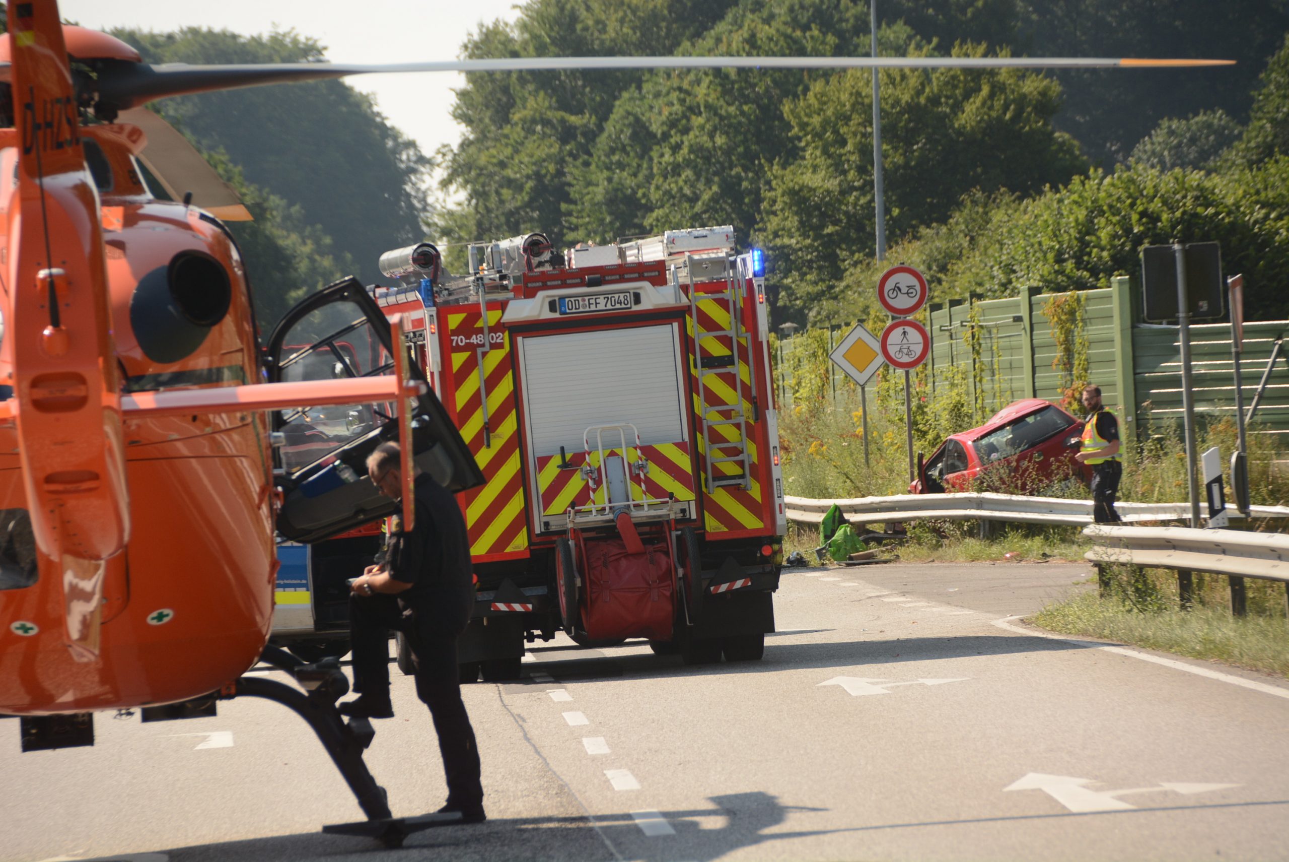 Nach einem Unfall bei Kasseburg musste der Rettungshubschrauber auf der B404 landen.