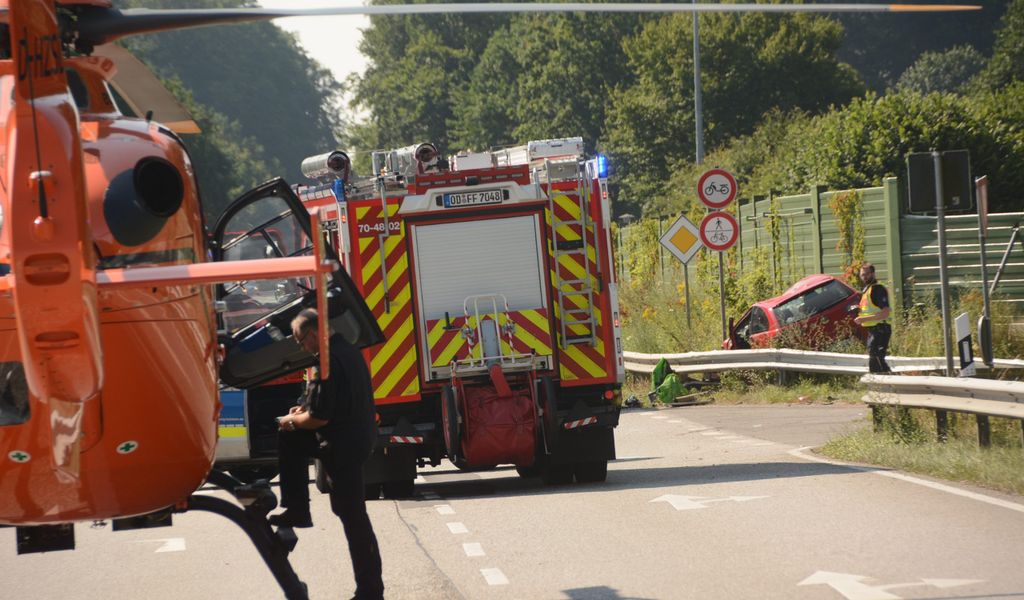 Nach einem Unfall bei Kasseburg musste der Rettungshubschrauber auf der B404 landen.