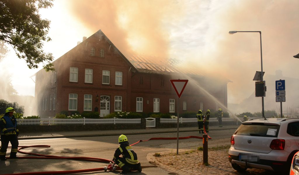 Mehrere Kräfte der Feuerwehr bekämpfen die Flammen.