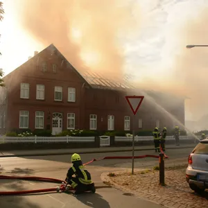 Mehrere Kräfte der Feuerwehr bekämpfen die Flammen.