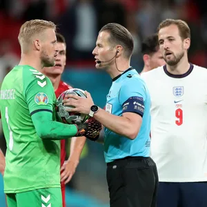 Kasper Schmeichel und Danny Makkelie