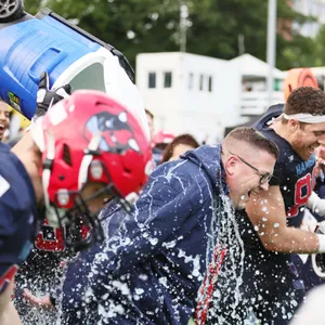 Coach Mommensen erhält „Dusche“ der Spieler