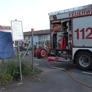 Einsatzkräfte vor Altkleidercontainer