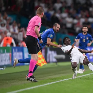 Giorgio Chiellini foult Bukayo Saka