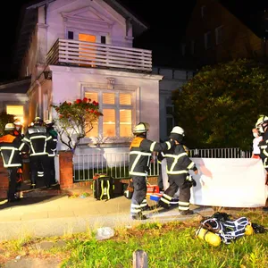 Einsatzkräfte der Feuerwehr vor dem Einfamilienhaus in Hamburg-Lokstedt.