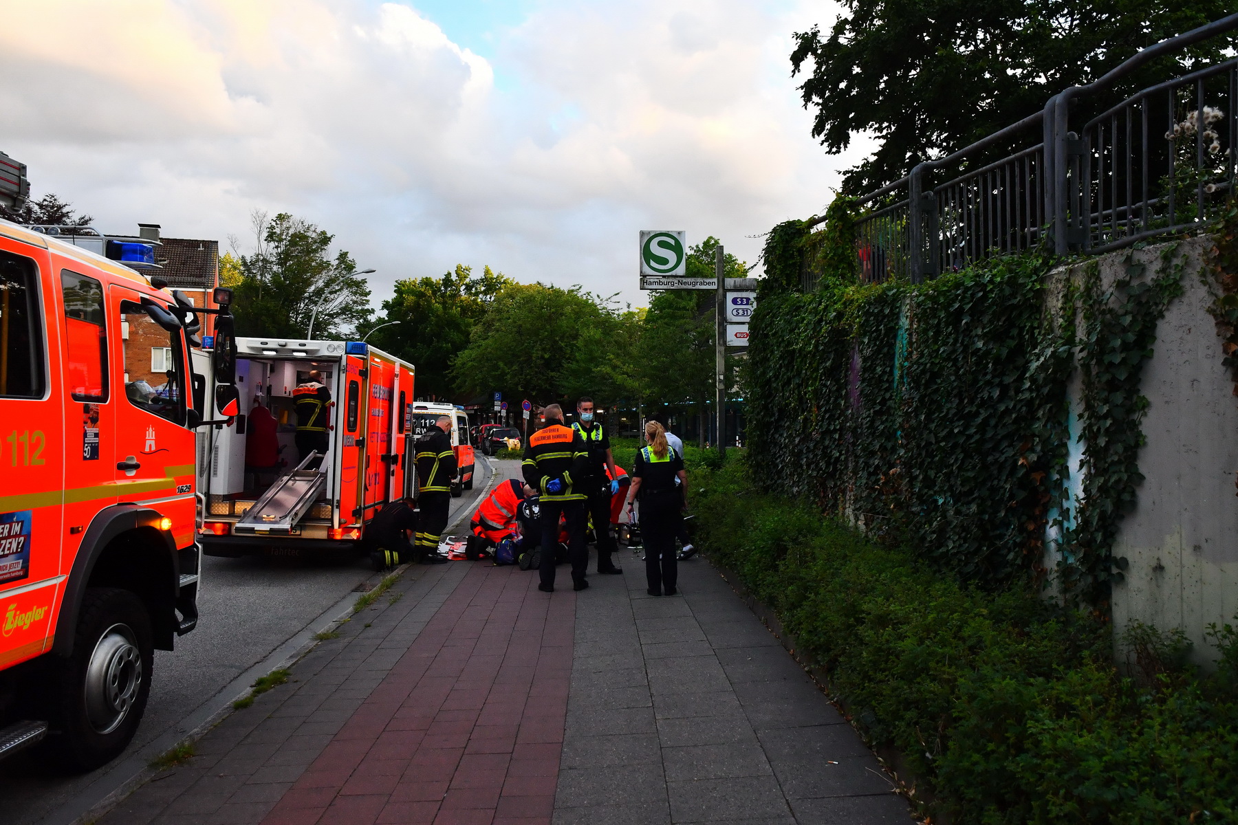 Sanitäter und Krankenwagen in der Nähe der S-Bahnstation Neugraben