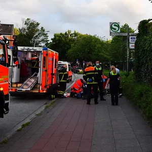 Sanitäter und Krankenwagen in der Nähe der S-Bahnstation Neugraben