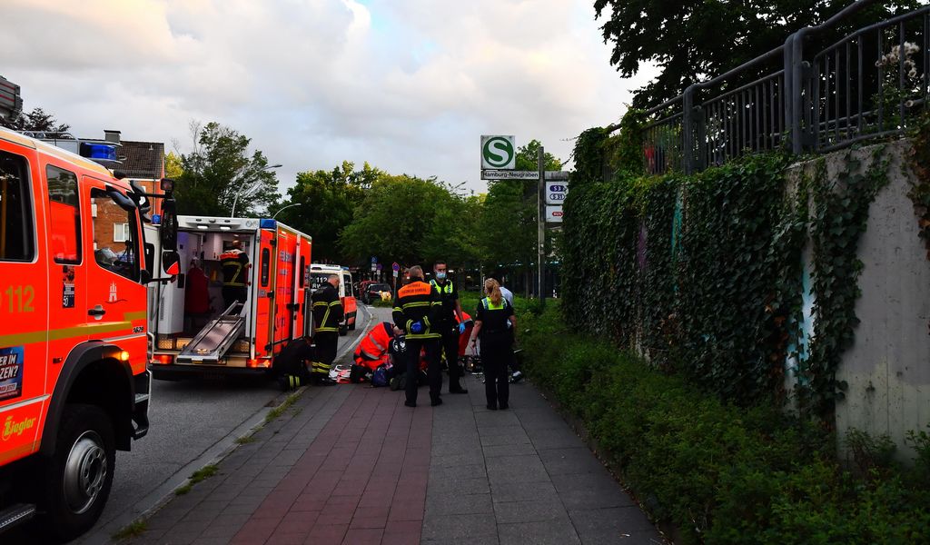 Sanitäter und Krankenwagen in der Nähe der S-Bahnstation Neugraben
