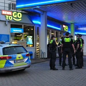 Polizisten am Tatort an der Aral-Tankstelle.