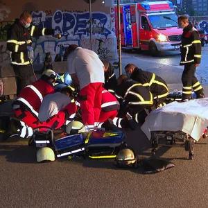 Rettungskräfte versorgen den verletzten Mann