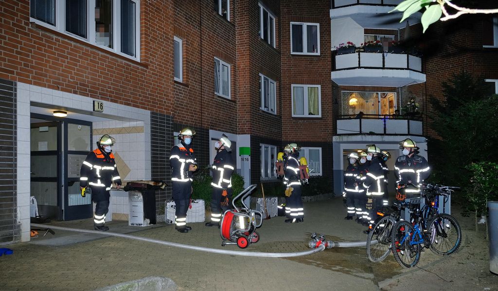Am Montagabend wurde die Feuerwehr in Bergedorf zu einem Brand im Treppenhaus alarmiert.