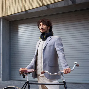 Ein Radfahrer mit einem Hövding