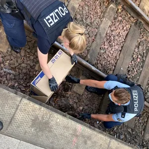 Eine Streife der Bundespolizei rettet Enten aus den Gleisen am Kieler Hauptbahnhof