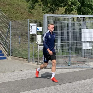 Dänen-Stürmer Mikkel Kaufmann auf seinem Weg zum ersten HSV-Training.