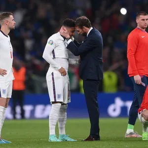 Jadon Sancho wird von Gareth Southgate getröstet