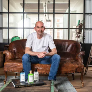 Lars Buck auf einem Sofa