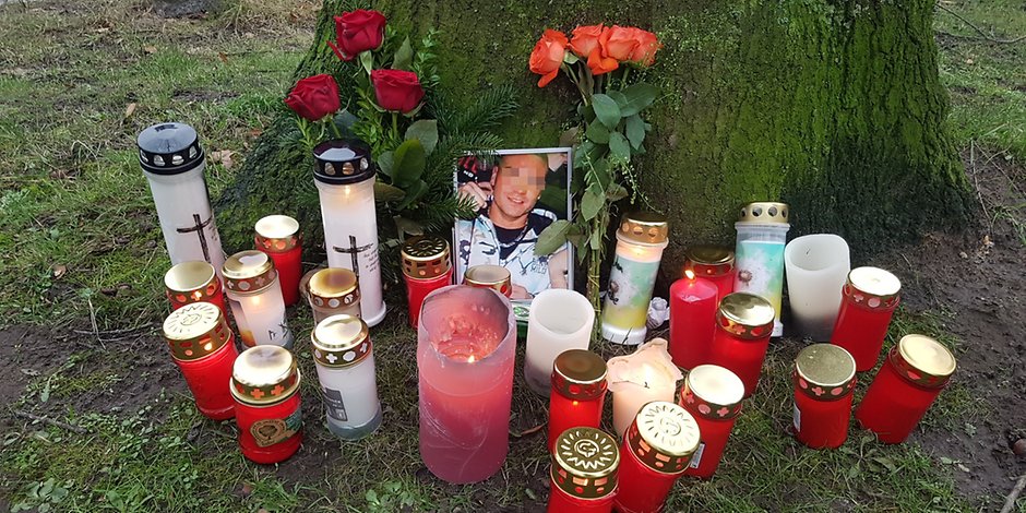 Kerzen und ein Foto des getöteten 38-Jährigen in Lübeck