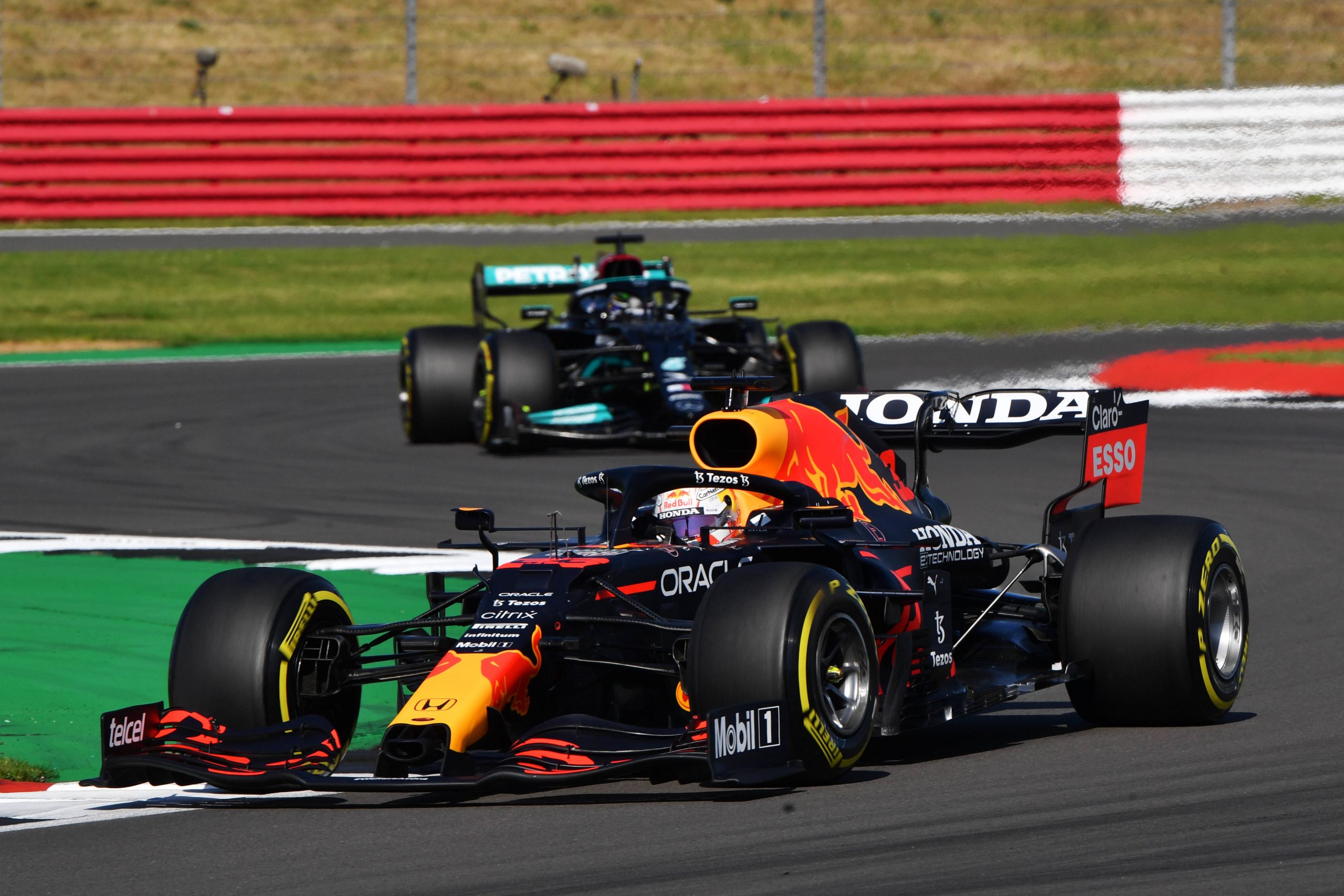 Max Verstappen und Lewis Hamilton im Rennwagen