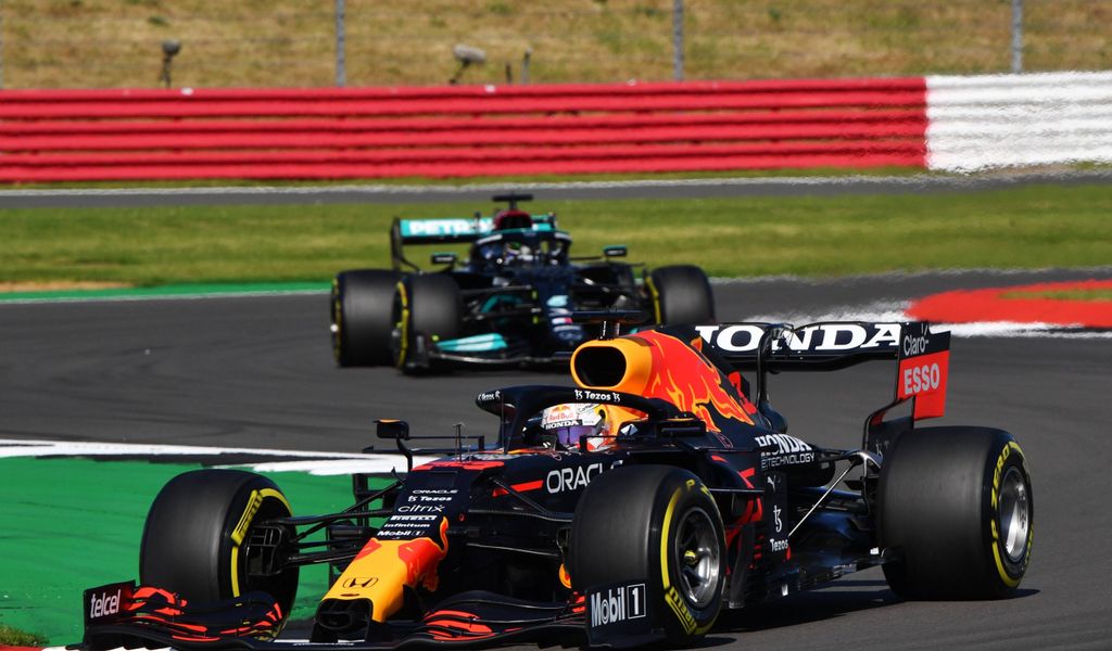 Max Verstappen und Lewis Hamilton im Rennwagen