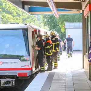Mann vor U-Bahn gefallen