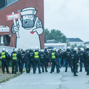 Polizeikräfte haben die Beteiligten der Schlägerei eingekesselt.
